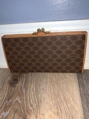 Long Celine kiss lock wallet excellent beautiful